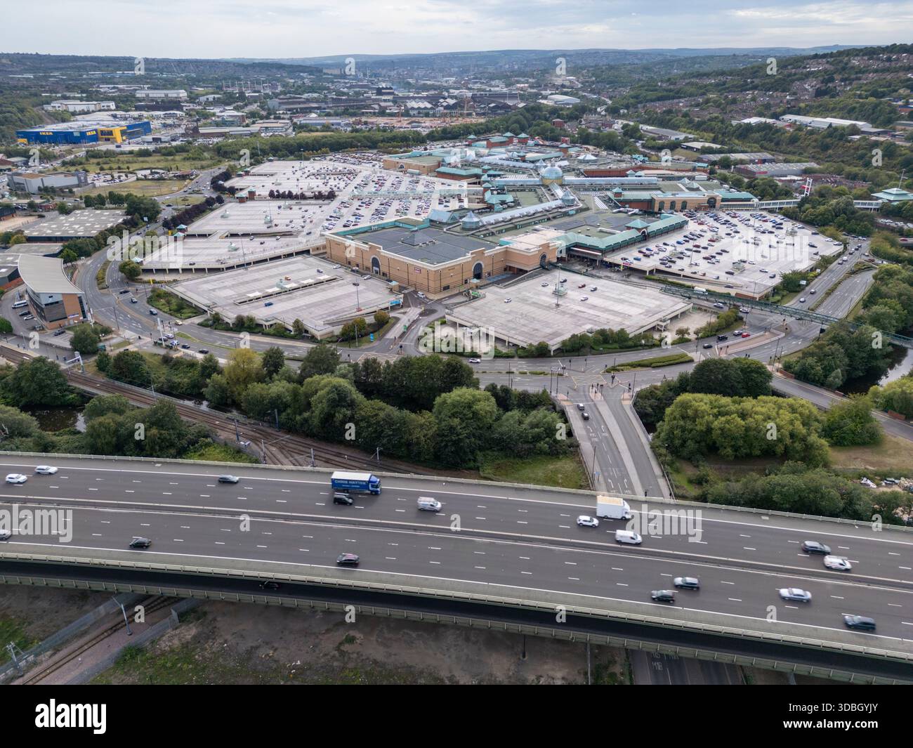 Vista aerea del centro commerciale Meadowhall (S9) da ovest, sull'autostrada M1, Sheffield, South Yorkshire, Regno Unito. Foto Stock