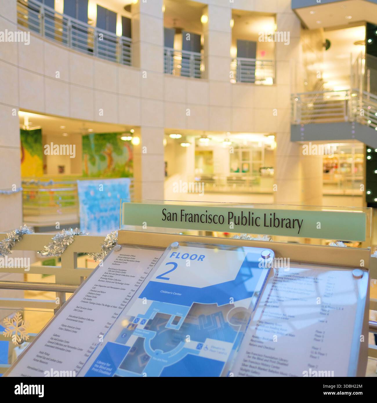 San Francisco Public Library al secondo piano cartina e guida con vista sull'atrio del primo piano; San Francisco, California; biblioteca principale, Civic Center Foto Stock