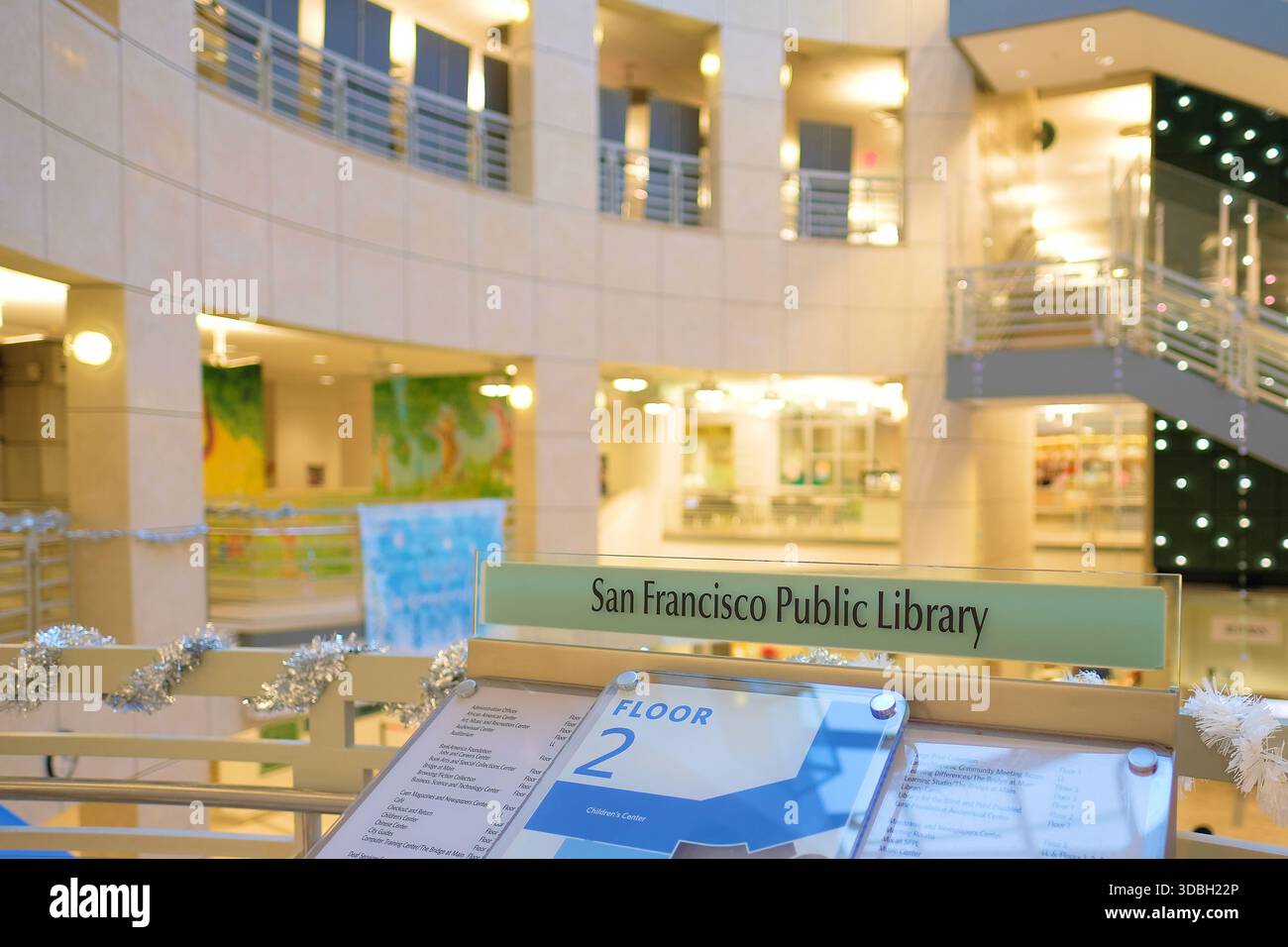 San Francisco Public Library al secondo piano cartina e guida con vista sull'atrio del primo piano; San Francisco, California; biblioteca principale, Civic Center Foto Stock