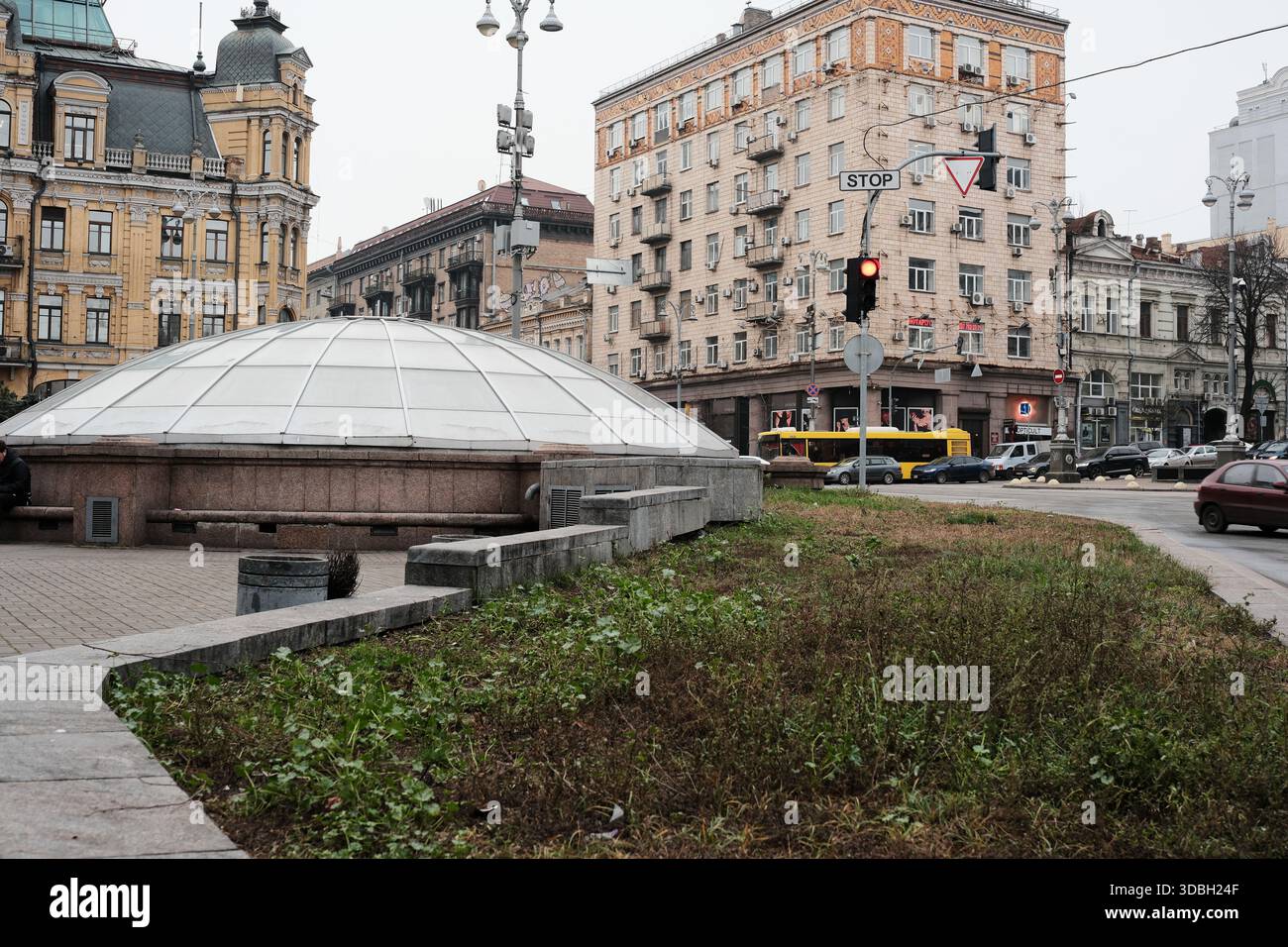 La gente passeggia attraverso una piazza storica, con edifici e semafori intorno. Metrograd. Kiev, Ucraina. 16 dicembre 2025. Foto Stock