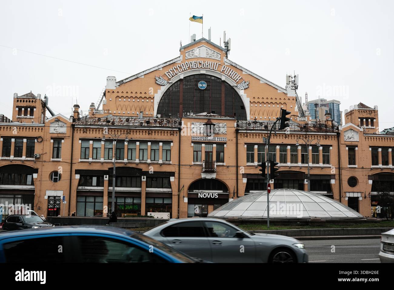 Un grande mercato si erge orgogliosamente in Ucraina, mostrando la sua architettura e il suo patrimonio unico. Kiev, Ucraina. 16 dicembre 2025. Foto Stock