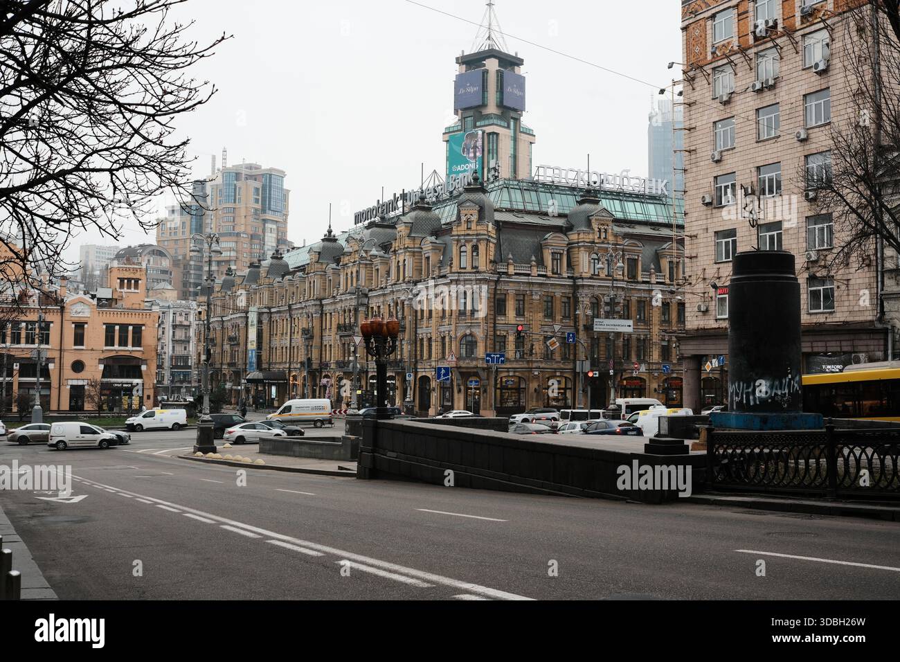 La vecchia architettura delinea una strada trafficata mentre i veicoli attraversano il paesaggio urbano. Shevchenko Boulevard. Kiev, Ucraina. 16 dicembre 2025. Foto Stock