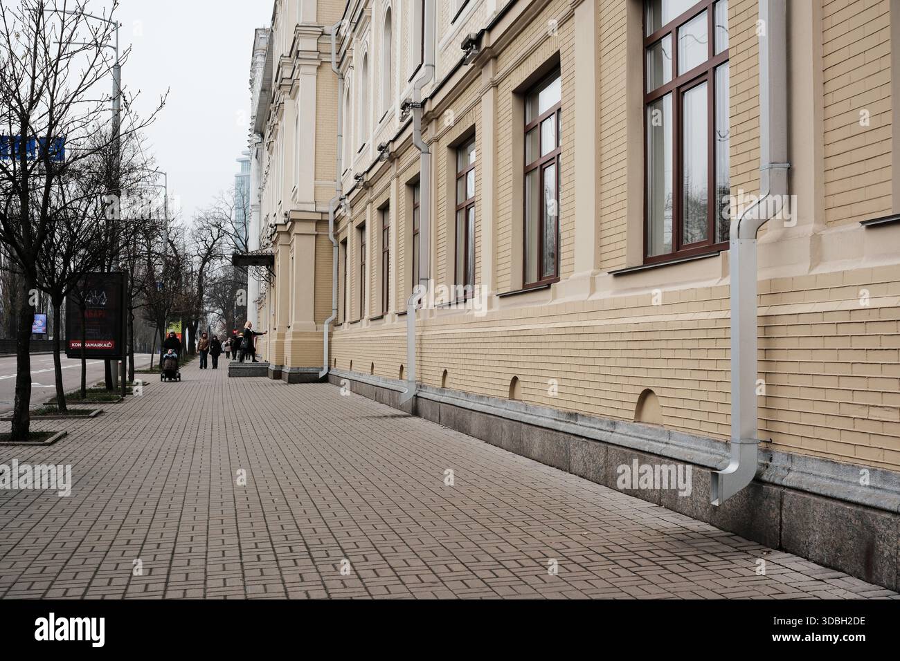 Le persone amano trascorrere una giornata invernale passeggiando accanto a eleganti edifici storici. Shevchenko Boulevard. Kiev, Ucraina. 16 dicembre 2025. Foto Stock