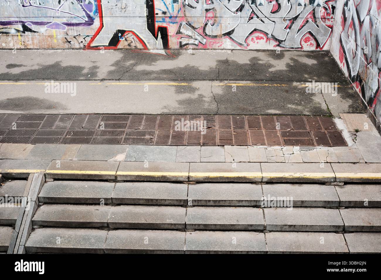 Un tranquillo spazio urbano presenta graffiti colorati e aspri gradini in pietra. Shevchenko Boulevard. Kiev, Ucraina. 16 dicembre 2025. Foto Stock