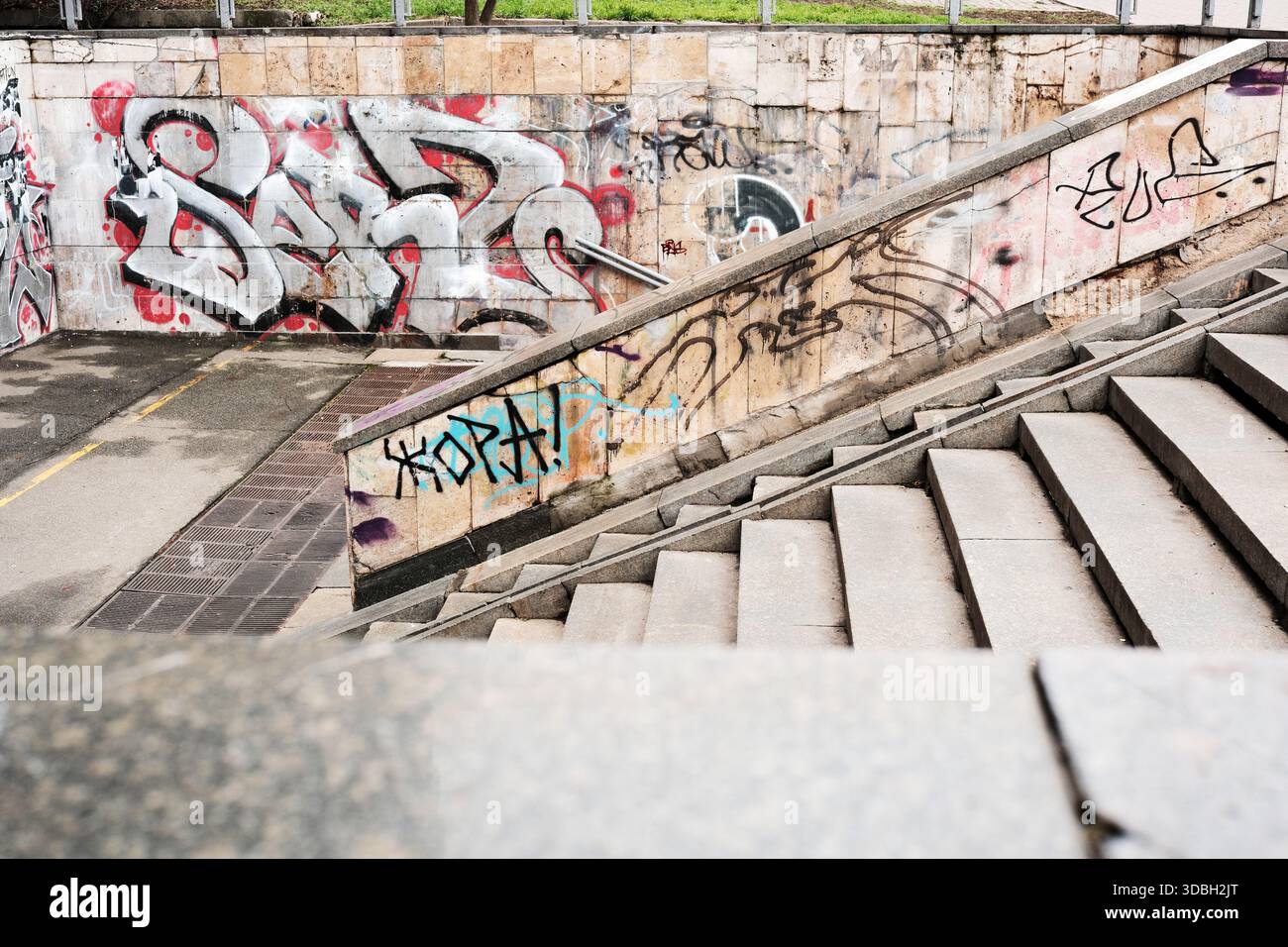 La colorata Street art decora le pareti accanto a una scalinata in cemento della città. Shevchenko Boulevard. Kiev, Ucraina. 16 dicembre 2025. Foto Stock