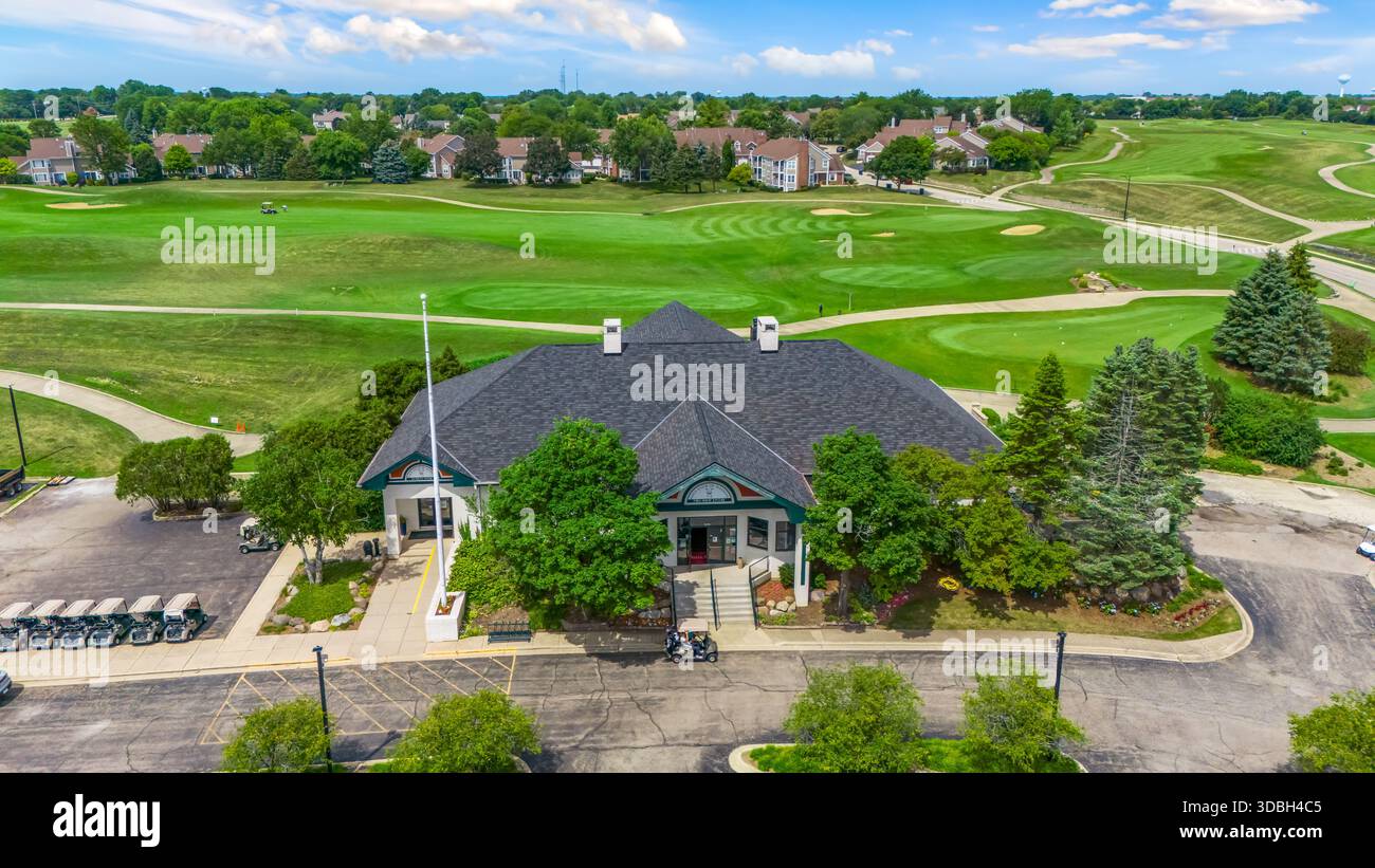 Vista aerea del Golf Club of Illinois ad Algonquin Illinois, con fairway ben curati, green, bunker, clubhouse e percorsi panoramici per cart. Foto Stock
