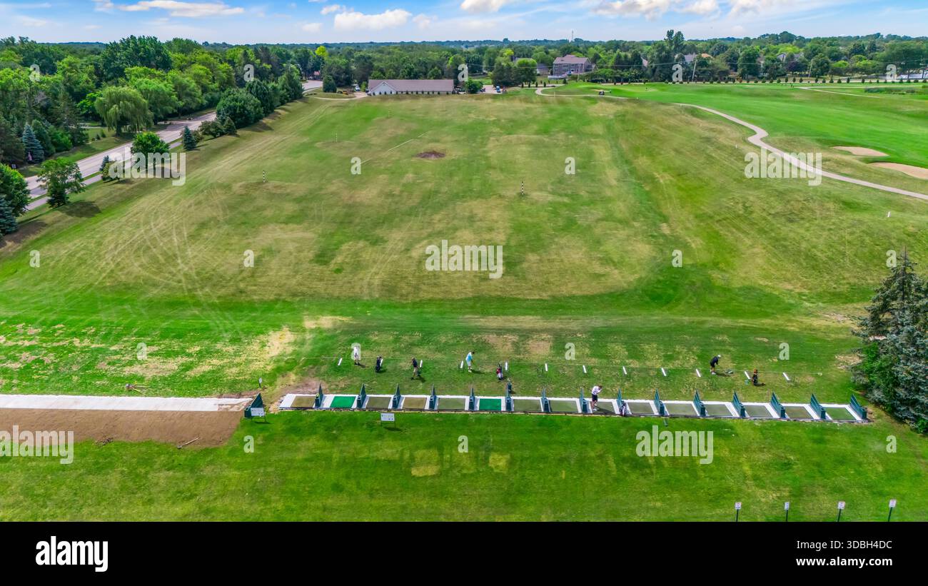 Vista aerea del Golf Club of Illinois ad Algonquin Illinois, con fairway ben curati, green, bunker, clubhouse e percorsi panoramici per cart. Foto Stock