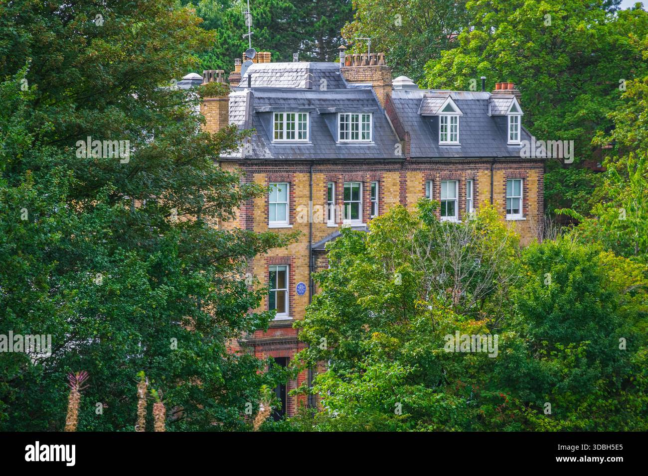 Una targa blu dell'English Heritage nell'ex casa londinese di Hampstead del cantante nero, attore e attivista per i diritti civili Paul Robeson Foto Stock