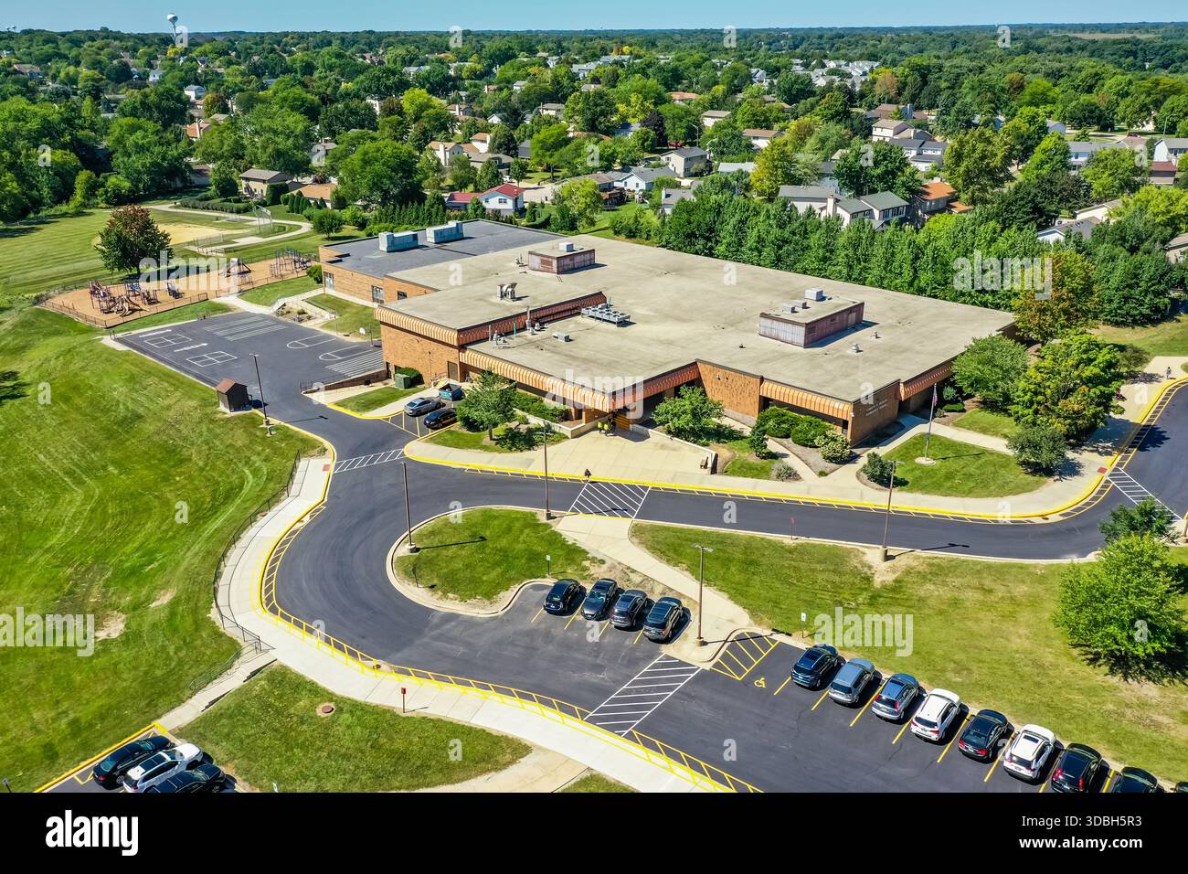 Vista aerea della Kenneth e Neubert Elementary School di Algonquin, Illinois, che mostra un campus suburbano, parchi giochi e dintorni. Foto Stock