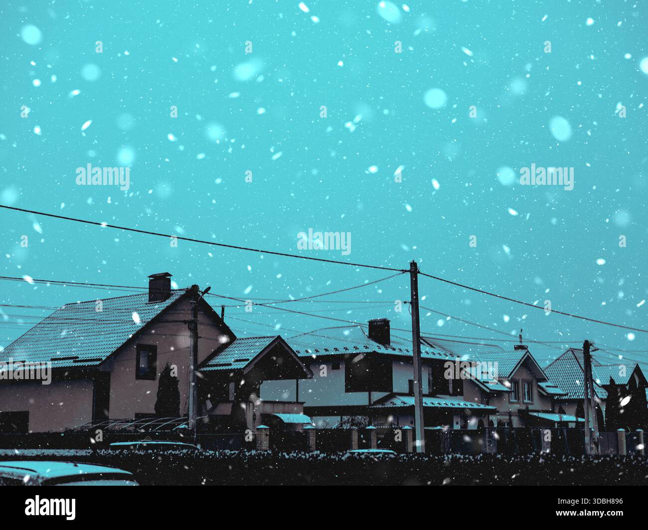 Winter Wonderland. Forte nevicata su accoglienti case residenziali in periferia, creando un'atmosfera magica con un grado di colore azzurro color verde acqua stilizzato su una c Foto Stock