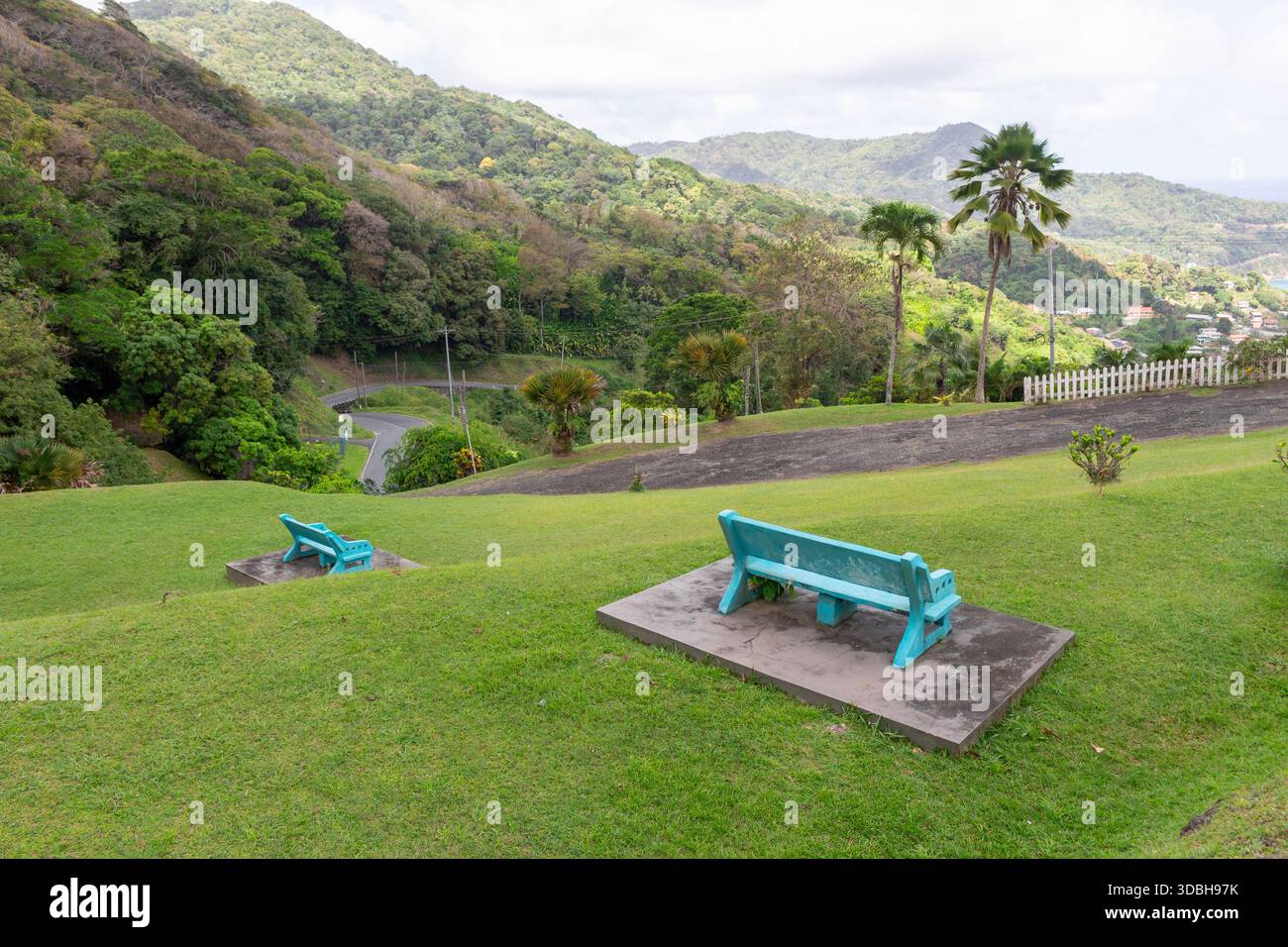 Speyside Lookout a Tobago offre vedute panoramiche di lussureggianti colline verdi, strade tortuose e la costa nord-orientale dell'isola. Foto Stock