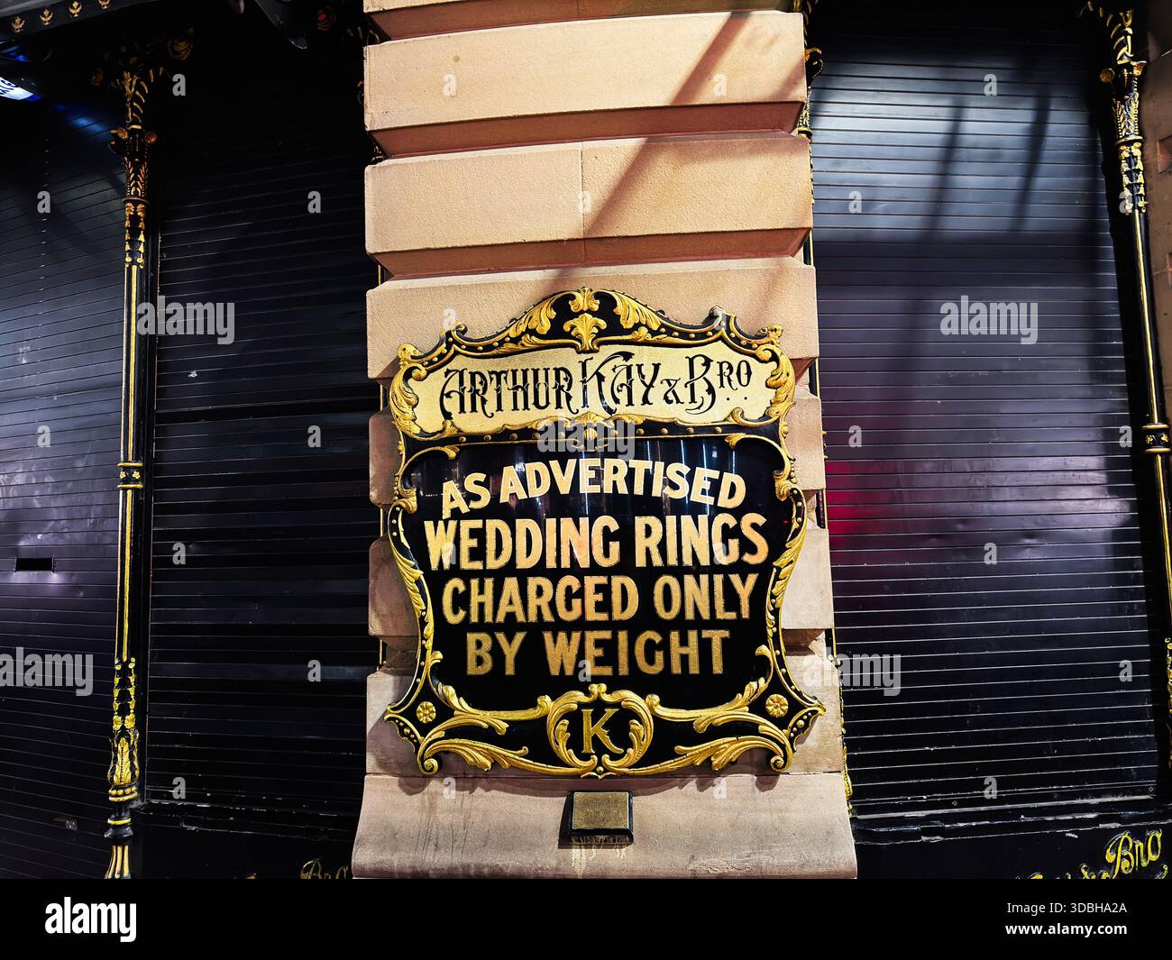 Manchester, Regno Unito - 22 novembre 2025: Storico cartello incorniciato d'oro Arthur Kay and Bro a Manchester che pubblicizza le fedi nuziali con prezzi in base al peso e ornate Foto Stock