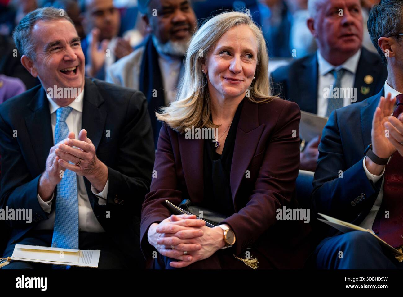 Washington, Stati Uniti. 16 dicembre 2025. Il governatore eletto della Virginia Abigail Spanberger assiste ad una statua inaugurata per Barbara Rose Johns presso il Campidoglio degli Stati Uniti a Washington, DC, martedì 16 dicembre 2025. Johns aveva 16 anni quando guidò una passeggiata di centinaia di studenti per protestare contro le sue scuole superiori condizioni di sovraffollamento e strutture inferiori rispetto a quelle della scuola bianca della città. La Corte Suprema degli Stati Uniti ha esaminato il caso in Brown contro Board of Education, la cui storica sentenza del 1954 ha dichiarato incostituzionale la segregazione scolastica. Foto di Bonnie Cash/UPI credito: UPI/Alamy Live News Foto Stock