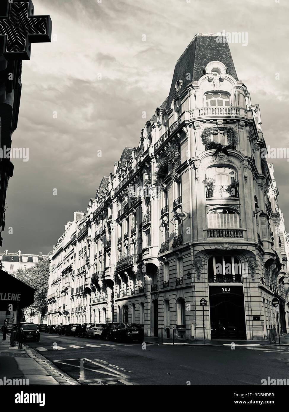 Scena di strada di Parigi, Parigi, Francia: Vista in bianco e nero della tradizionale architettura Haussmann con edifici residenziali classici e senza persone - Immagine stock catturata con smartphone