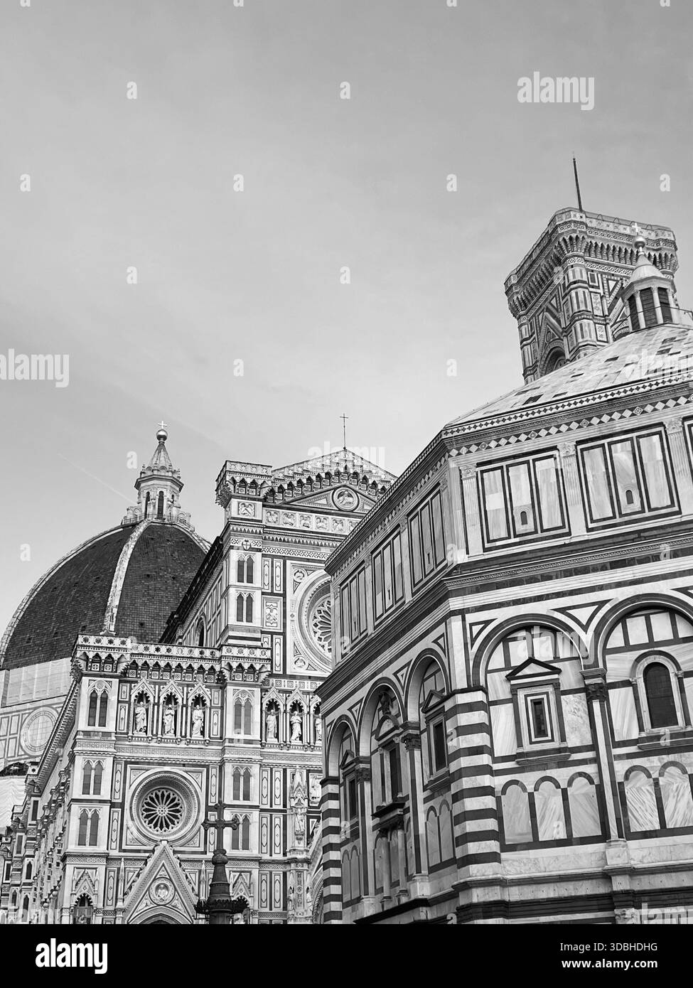 Duomo di Firenze (Duomo di Firenze), Firenze, Italia: Vista in bianco e nero della cattedrale rinascimentale con la sua facciata in marmo e senza persone Foto Stock