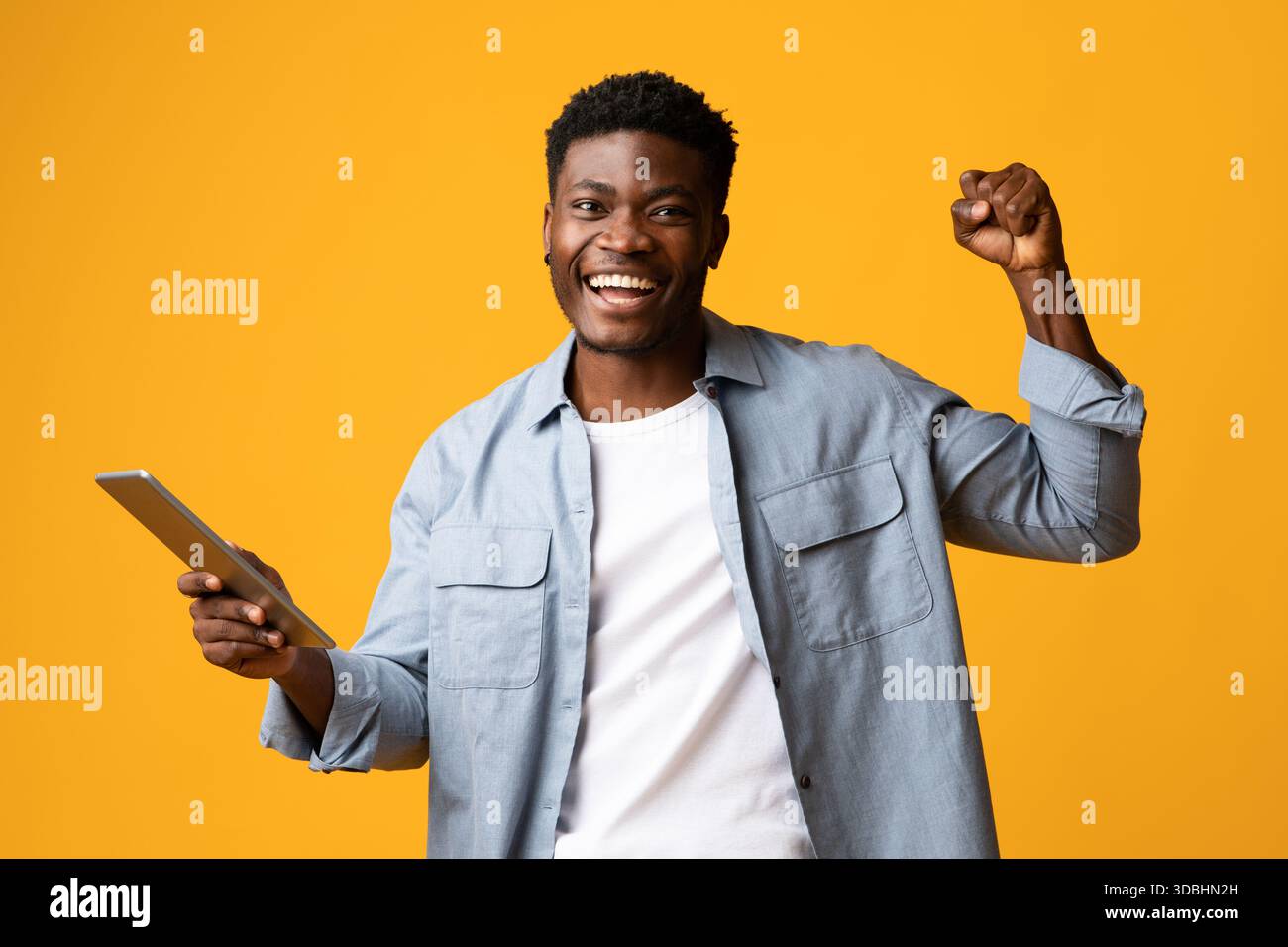 Felice americano ragazzo africano condividere il successo, utilizzando pad Foto Stock