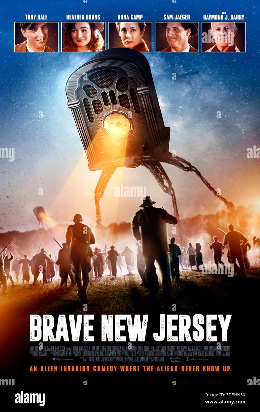 Brave New Jersey (2016) diretto da Jody Lambert e interpretato da Tony Hale, Heather Burns e Anna Camp. I residenti di una piccola città del New Jersey prendono il panico e riconsiderano le loro vite quando credono che la trasmissione radio War of the Worlds del 1938 stia annunciando una vera e propria invasione aliena. USA SOLO PER USO EDITORIALE DI un foglio di poster. Credito: BFA / Gravitas Ventures Foto Stock
