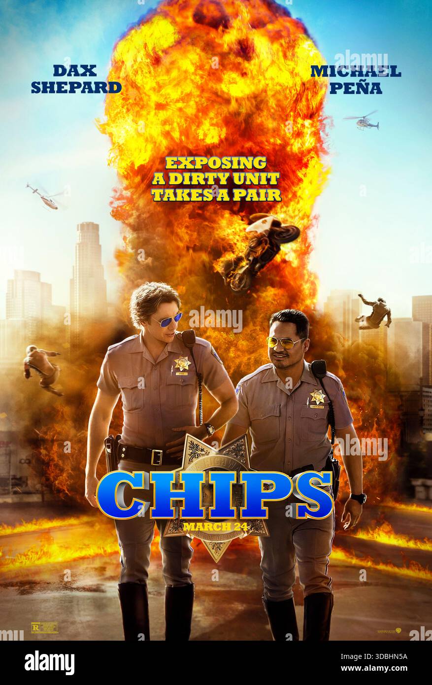 CHIPS (2017) diretto da Dax Shepard e interpretato da Michael Peña, Dax Shepard e Vincent D'Onofrio. Un poliziotto rookie e un motociclista avventato si uniscono alla California Highway Patrol e si imbattono in un anello di corruzione mentre cercano di dimostrare di essere partner. SOLO PER L'USO EDITORIALE del poster STATUNITENSE. Crediti: BFA / Warner Bros Foto Stock