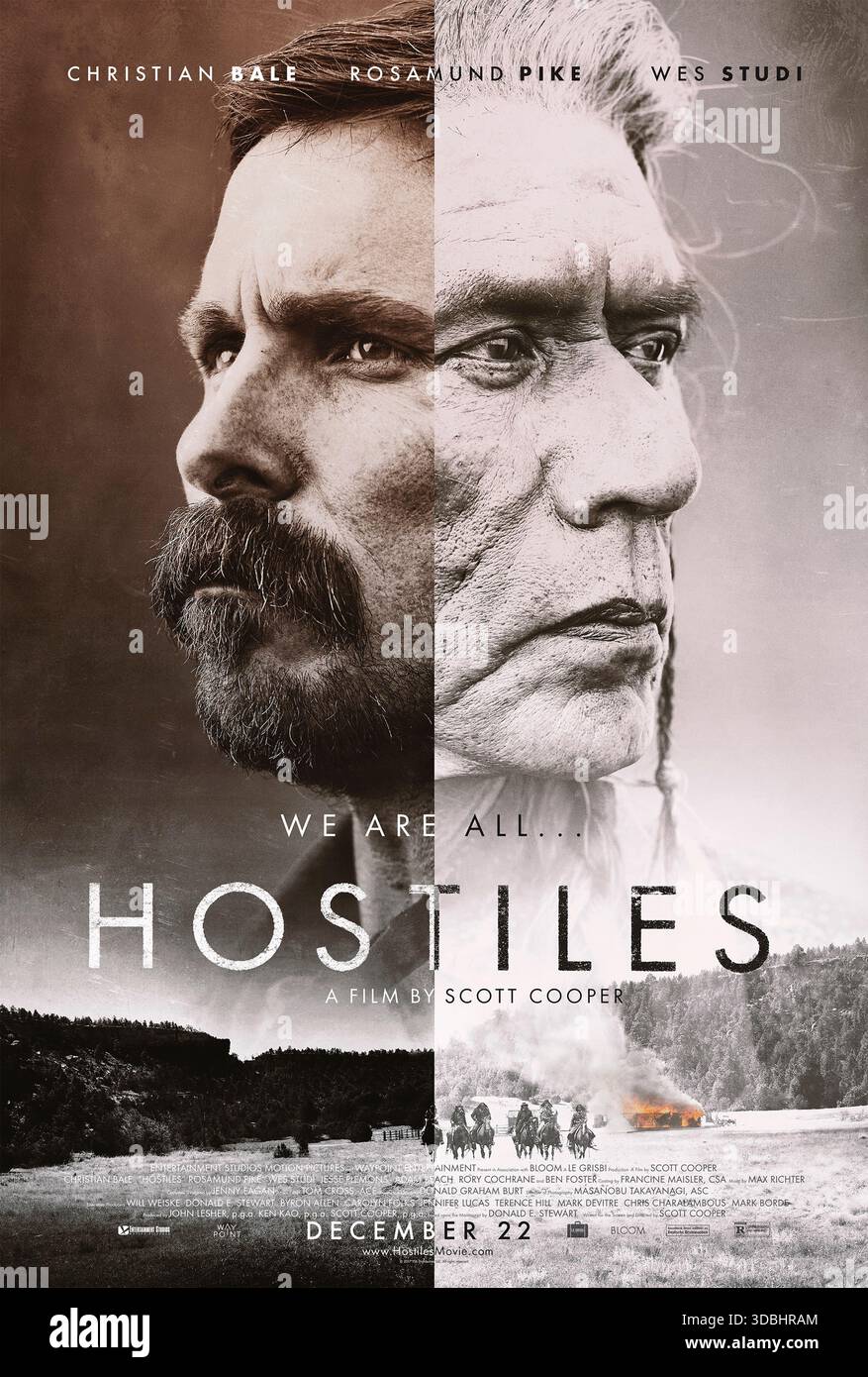 Hostiles (2017) diretto da Scott Cooper e interpretato da Christian Bale, Rosamund Pike e Wes studi. Nel 1892, un indurito capitano dell'esercito scortò un capo Cheyenne morente e la sua famiglia attraverso un territorio pericoloso, affrontando nemici e il suo stesso pregiudizio. USA SOLO PER USO EDITORIALE DI un foglio di poster. Crediti: BFA / Entertainment Studios Motion Pictures Foto Stock