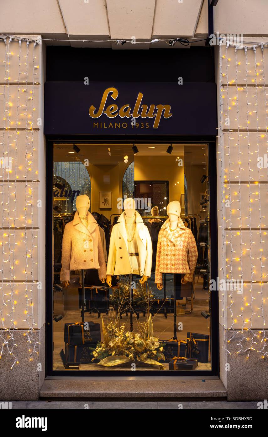 Milano, Italia - 9 novembre 2025: Il Sealup store di Milano è una boutique premium che mostra i famosi capi di abbigliamento di lusso e la moda italiana senza tempo Foto Stock