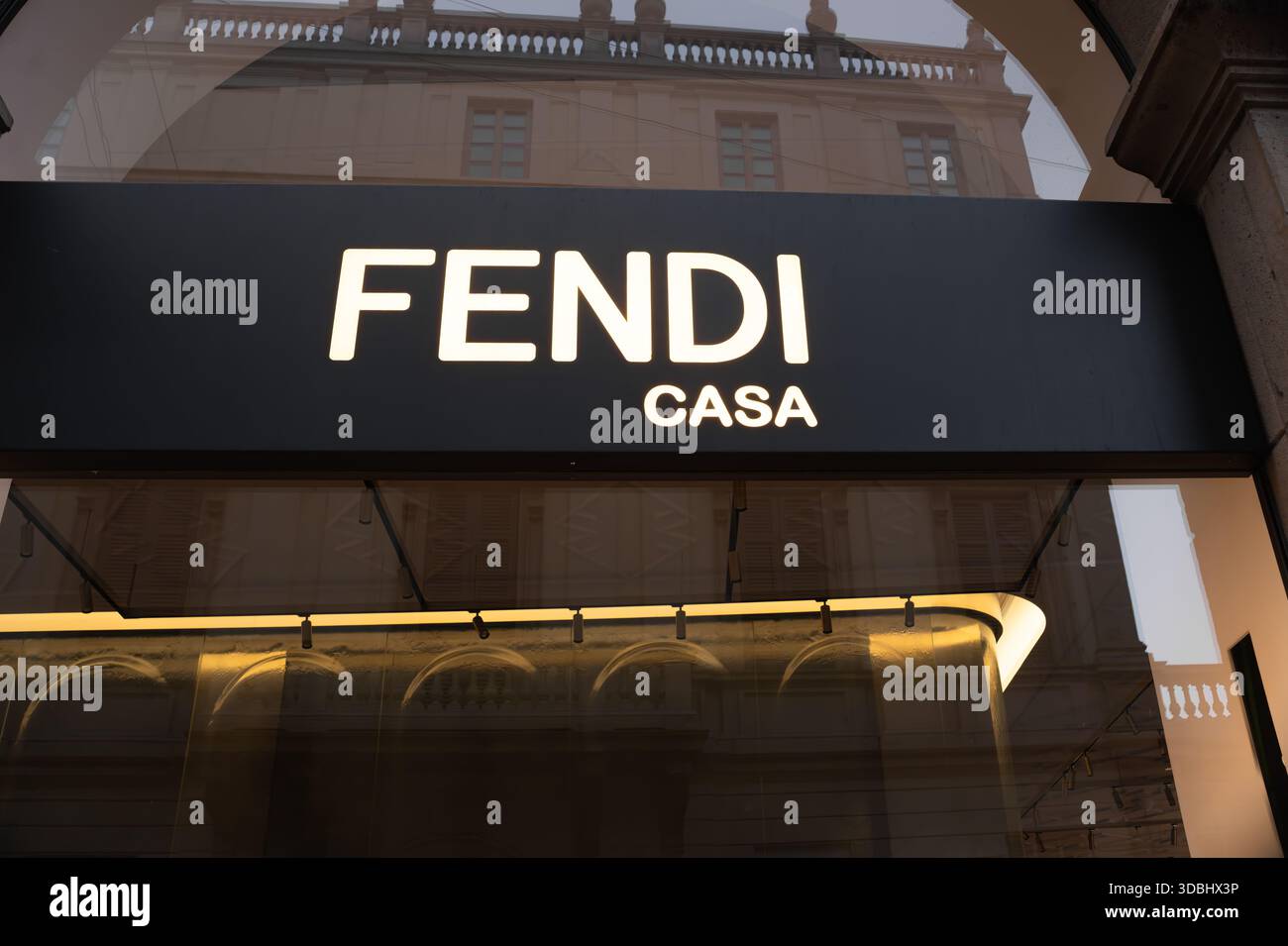 Milano, Italia - 9 novembre 2025: Fendi Casa è la divisione Luxury home della casa di moda italiana Fendi, specializzata in mobili di alta gamma e hom Foto Stock