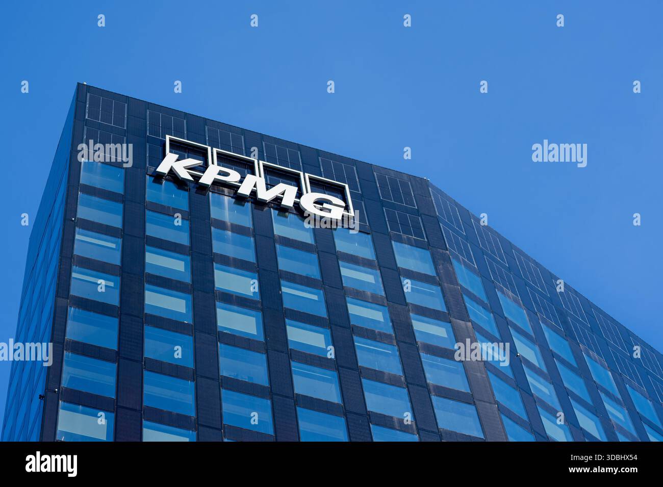 Milano, Italia - 9 novembre 2025: La società KPMG è specializzata nella fornitura di servizi di audit, fiscali e consulenza ad aziende, governi e organizzazioni no profit Foto Stock