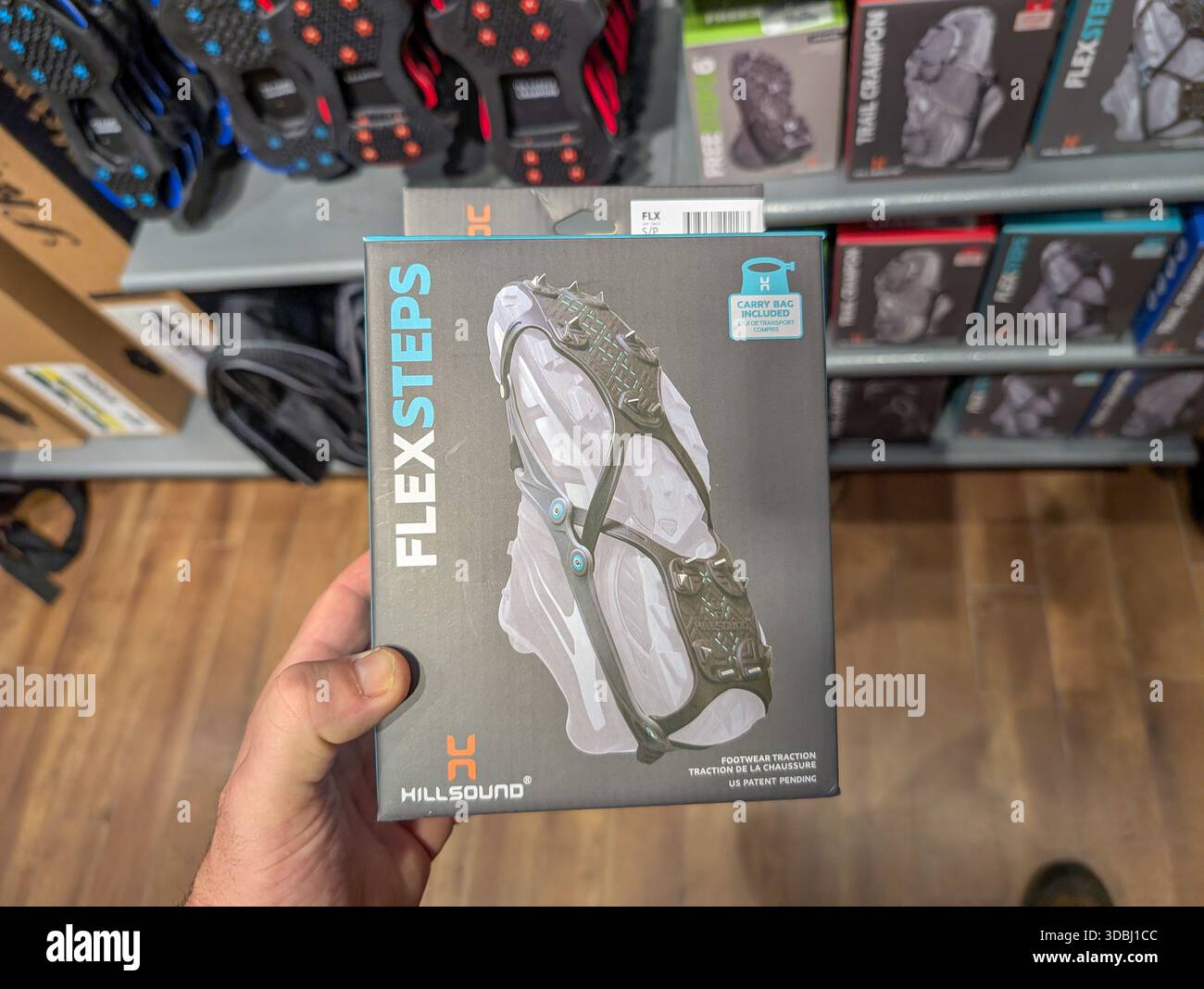 Canada, Quebec, 8 novembre 2025: Pacchetto di trazione per calzature Flex Steps tenuto a mano in un negozio al dettaglio Foto Stock