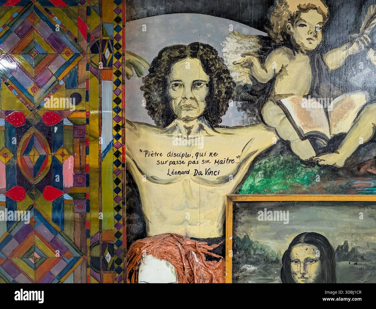 Canada, Quebec, 27 novembre 2025 : uomo con capelli ricci, ali, angelo, vetrate geometriche, Monna Lisa Foto Stock