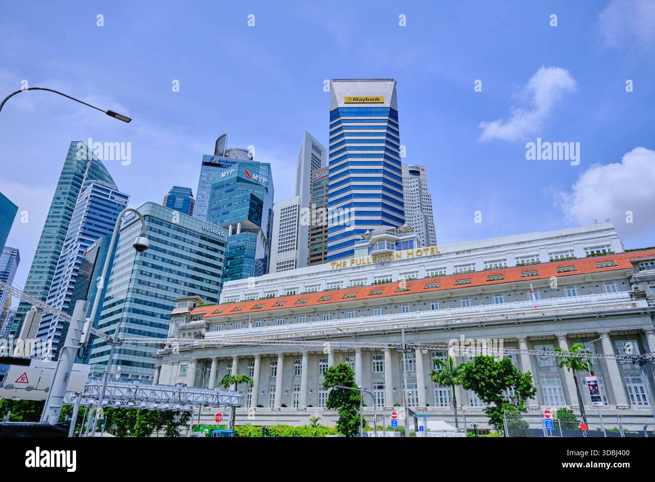 Vista dinamica e dall'angolo basso dello skyline del quartiere finanziario centrale di Singapore (CBD), che mostra l'impressionante contrasto tra storia e modernità Foto Stock