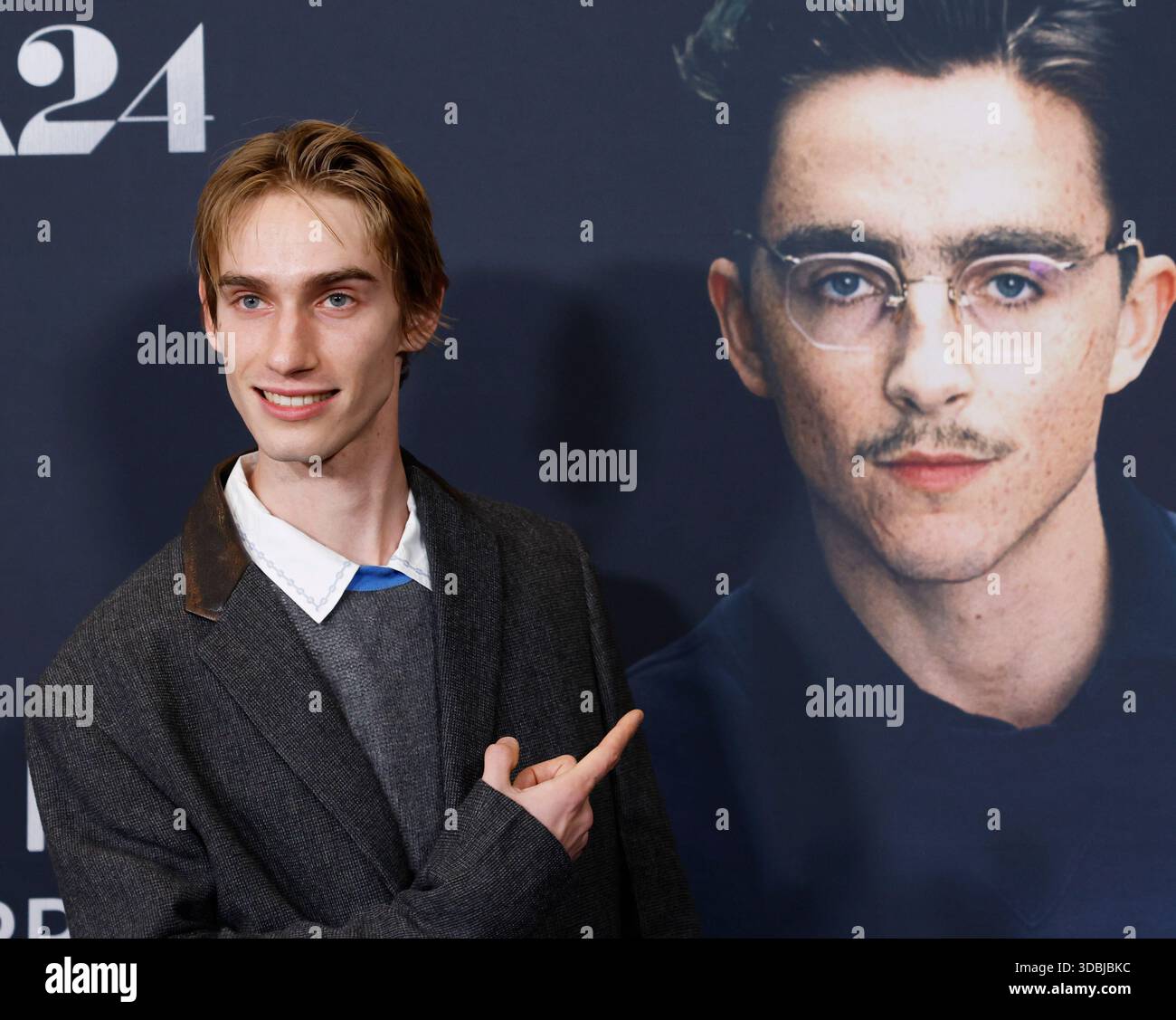 New York, Stati Uniti. 16 dicembre 2025. Levon Hawke arriva sul Red carpet per la prima di New York 'Marty Supreme' della A24 martedì 16 dicembre 2025 a New York City. Foto di John Angelillo/UPI credito: UPI/Alamy Live News Foto Stock