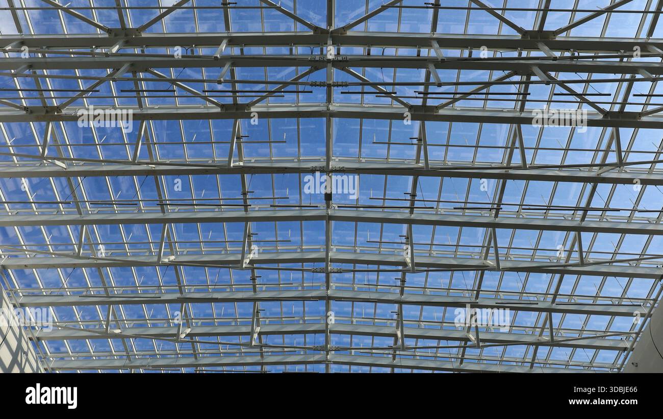 Interni futuristici con soffitto in vetro multistrato e strutture in metallo strutturato creano un'estetica contemporanea. Foto Stock