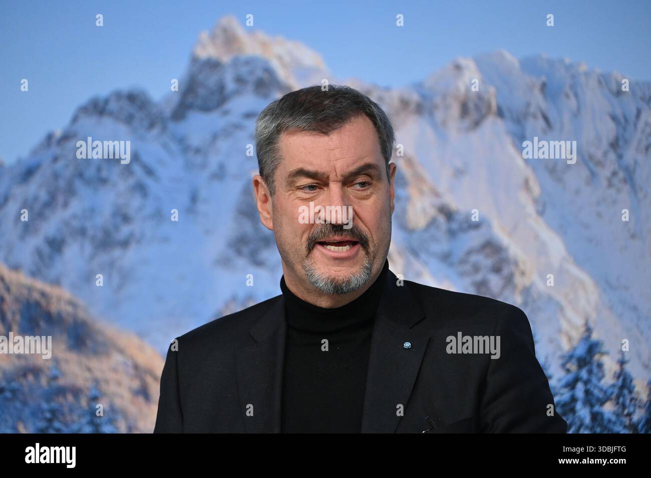 Markus SOEDER (primo Ministro della Baviera e Presidente della CSU) davanti a uno sfondo alpino invernale, immagine singola, motivo singolo ritagliato, ritratto, ritratto. Conferenza stampa del governo dello stato bavarese dopo la riunione del governo del 16 dicembre 2025, al Foto Stock