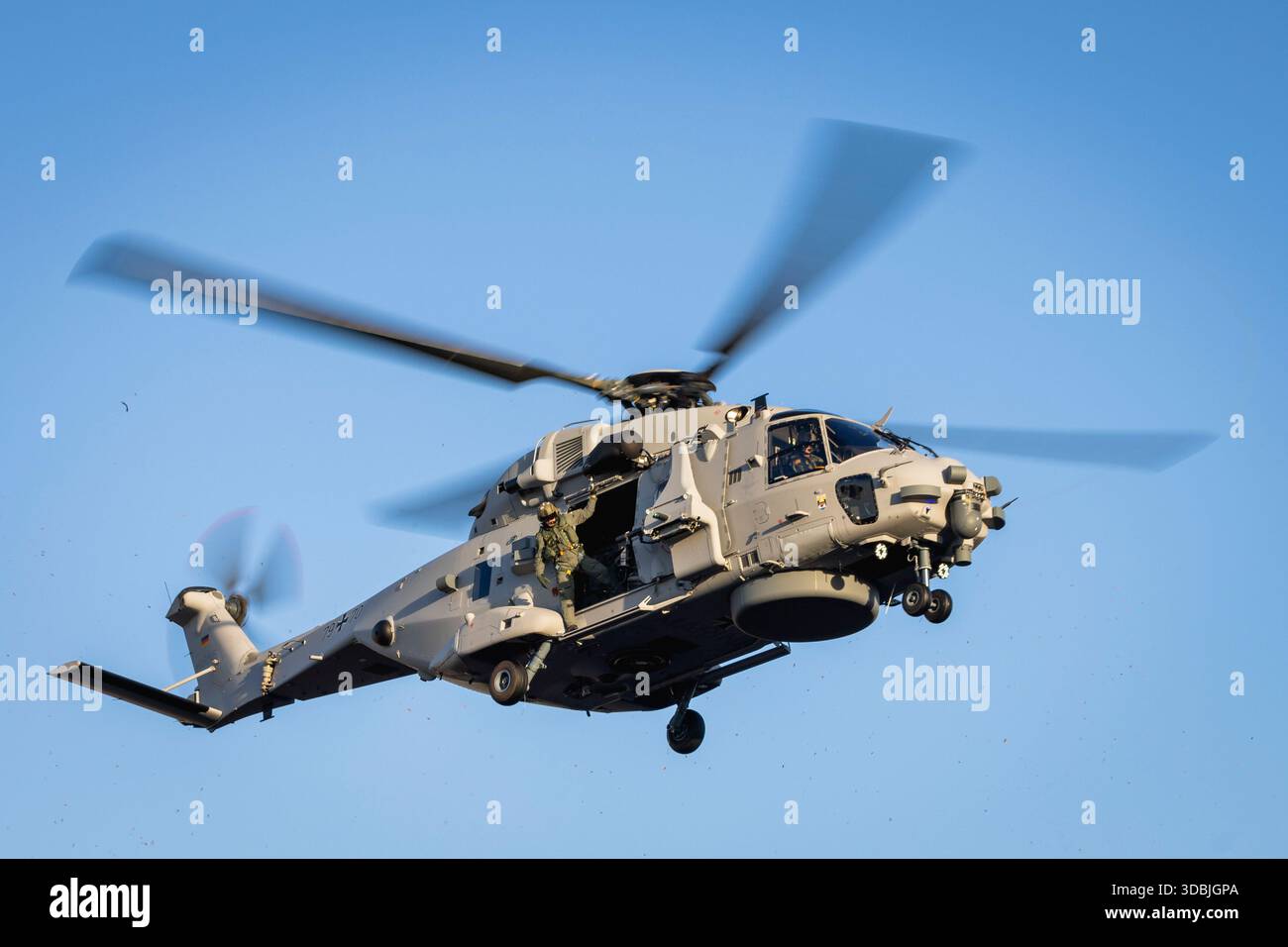 Il primo elicottero a bordo NH-90 MRFH Sea Tiger atterra presso il Ministero federale della difesa come parte di un passaggio alla Marina tedesca a Berlino, il 16 dicembre 2025. Foto Stock