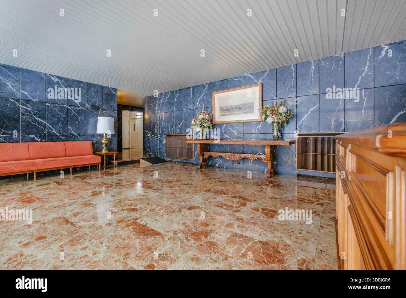 Edificio residenziale di lusso interno con pareti e pavimento in marmo Foto Stock