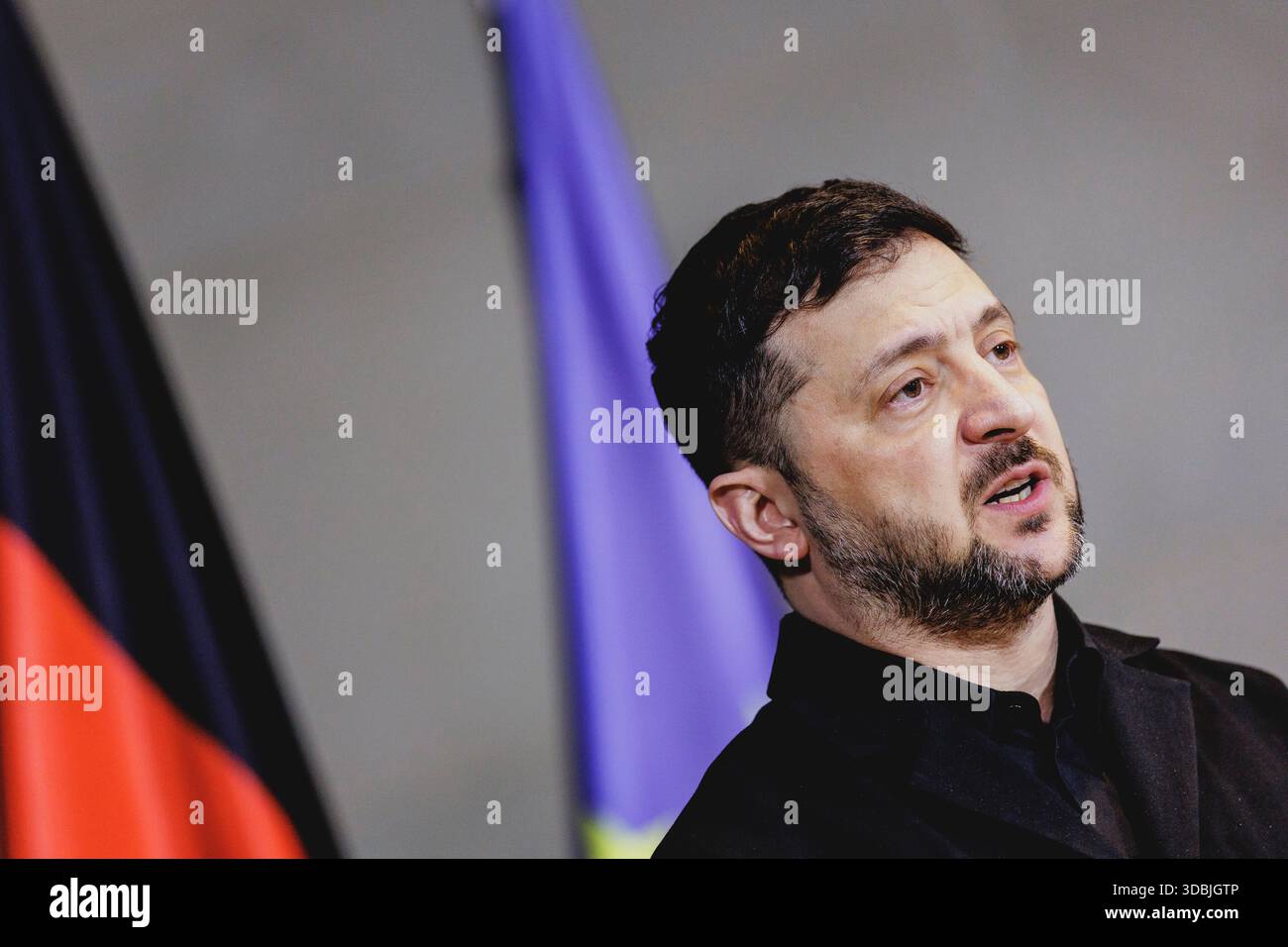 Volodymyr Zelenskyy, presidente dell'Ucraina, fotografato durante una conferenza stampa congiunta con il Cancelliere federale (non nella foto) a Berlino, 15.12.2025. Il Presidente ucraino si reca a Berlino per discutere sullo status dei negoziati di pace i Foto Stock