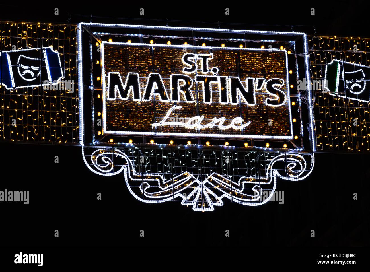 Cartello natalizio St Martin's Lane Neon, primo piano, Londra, Inghilterra, Regno Unito. Scene notturne. Natale. Foto Stock