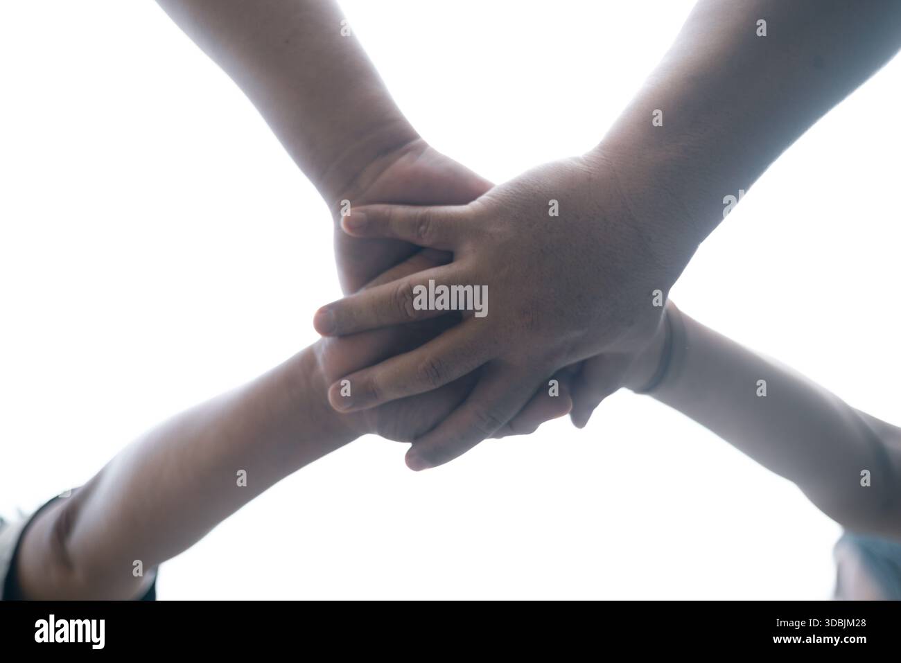 Diversi gruppi si sono riuniti per pregare, sostenersi e aiutarsi a vicenda, mostrando la forza della comunità attraverso i loro diversi background e unificati Foto Stock