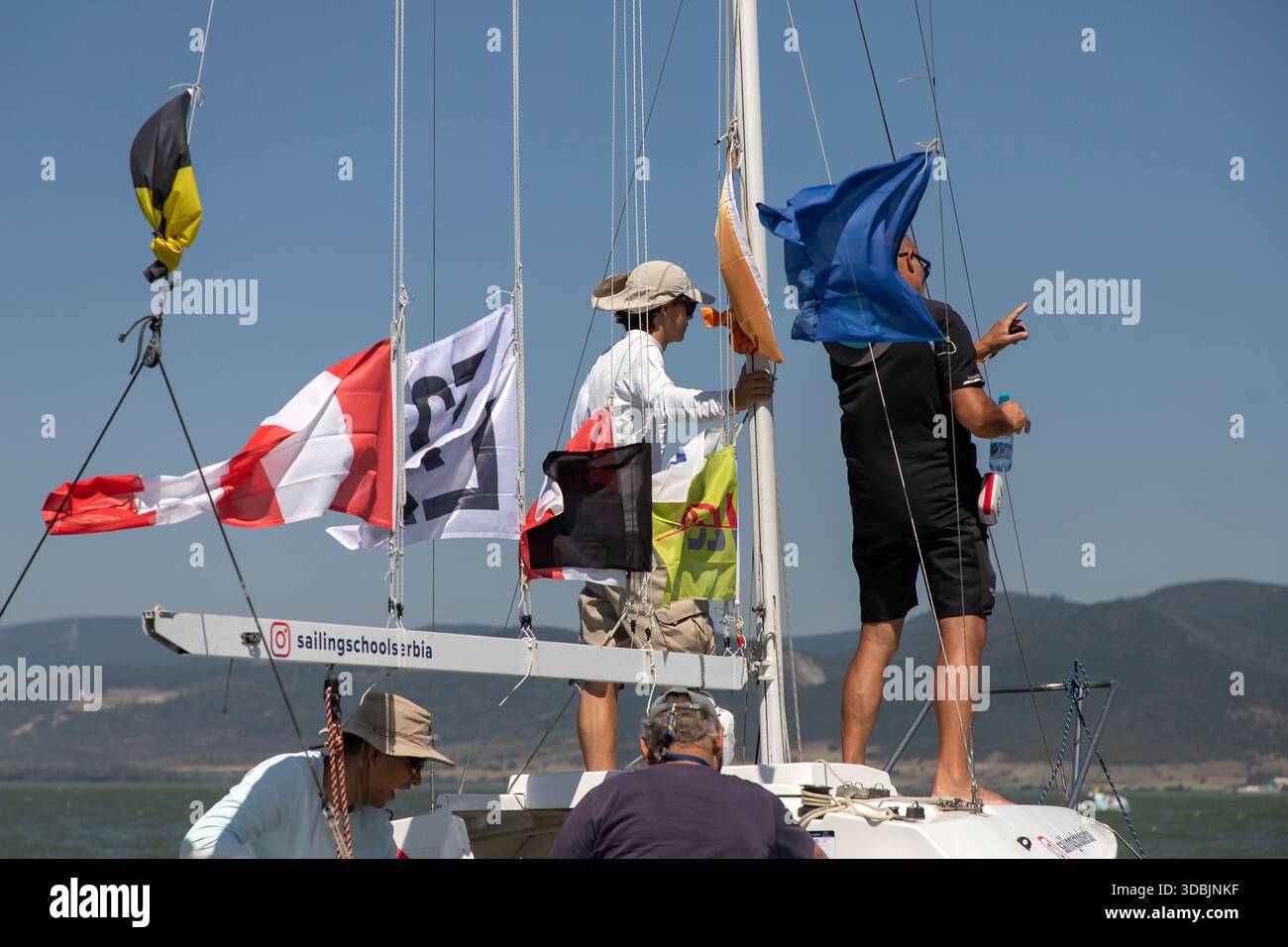 I giudici della barca del comitato di gara monitorano la regata del campionato nazionale Optimist e ILCA 6 sul Danubio vicino a Golubac, in Serbia. Foto Stock