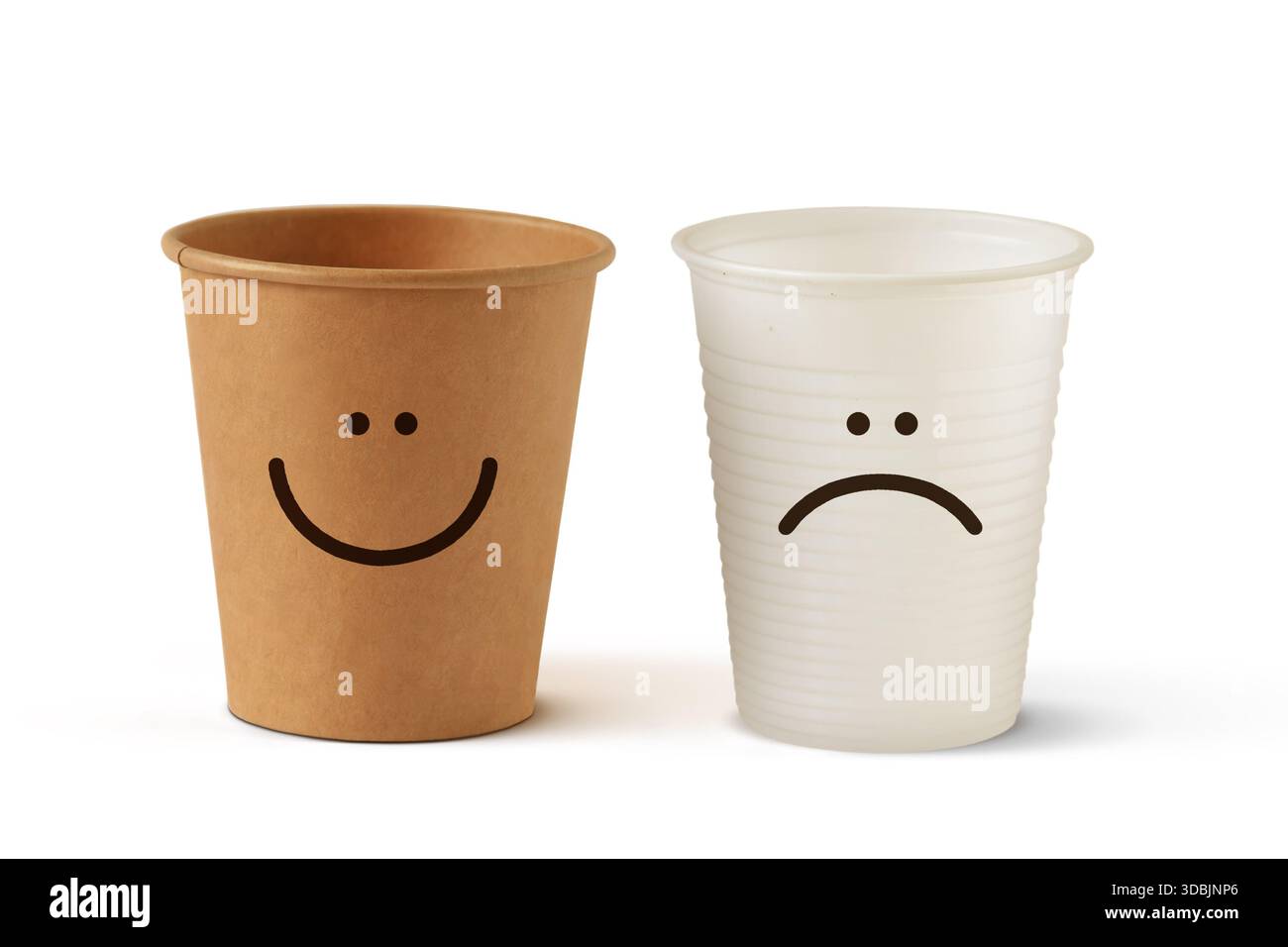 Tazza di carta con viso sorridente e tazza di plastica con espressione triste su sfondo bianco - concetto di ecologia e riciclaggio Foto Stock