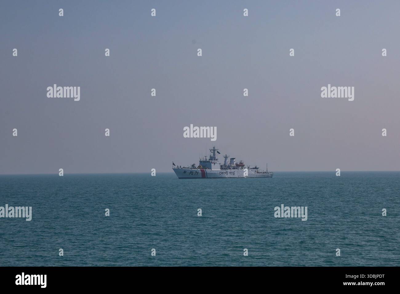 Una nave della Guardia Costiera del Bangladesh ancorata vicino all'isola di Saint Martin lungo il confine marittimo Bangladesh-Myanmar nel Golfo del Bengala. Foto Stock
