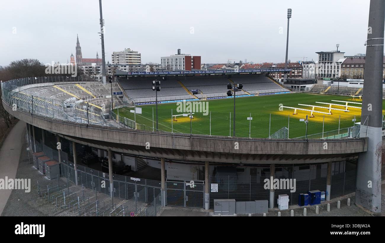 Qui nella foto lo Stadio Municipale in via Grünwalder a Monaco di Baviera Giesing, lo Stadio Greenwalder, sede tra gli altri del TSV Monaco 1860 e del FC Bayern Monaco Amateurs, che mostra la curva Ovest e l'entrata Ovest Foto Stock