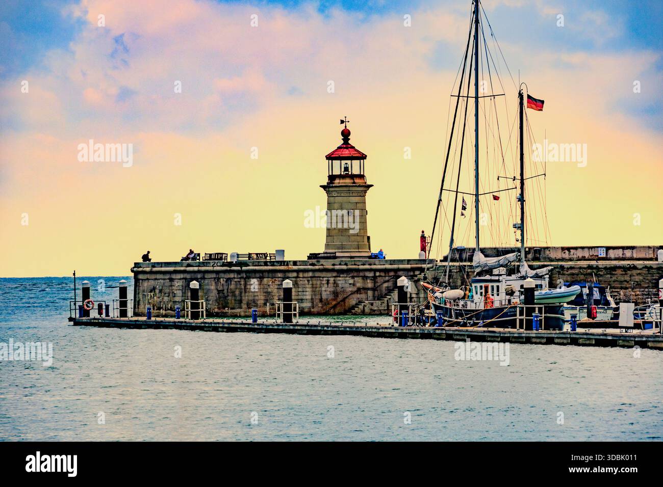 Il faro storico all'ingresso del porto di Ramsgate, Kent, Inghilterra, Regno Unito Foto Stock