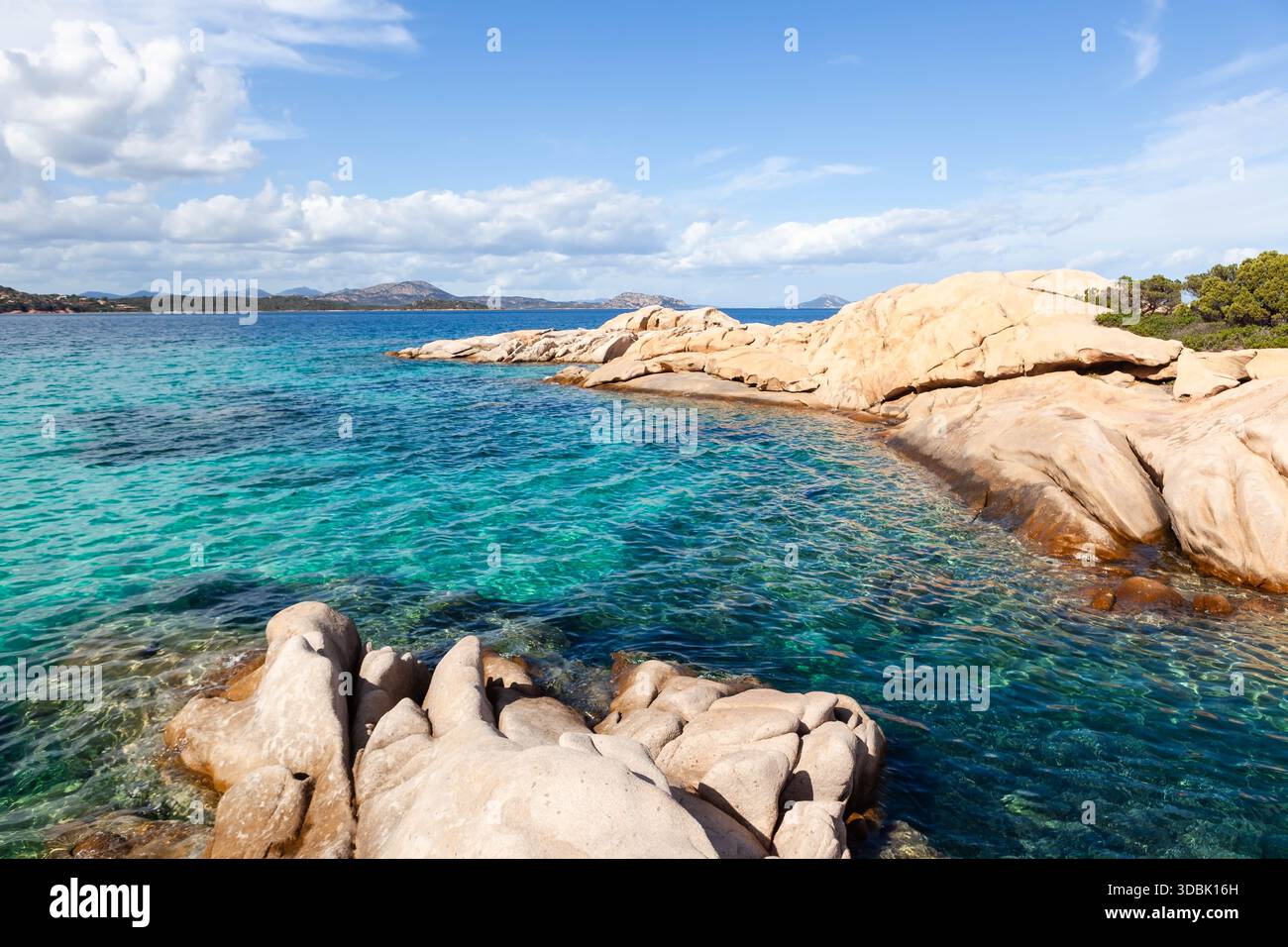 Le acque turchesi incontrano le coste rocciose vicino a San Teodoro, in Sardegna. La costa color smeraldo. Una splendida vista del Mediterraneo. Destinazione di vacanza a bea Foto Stock