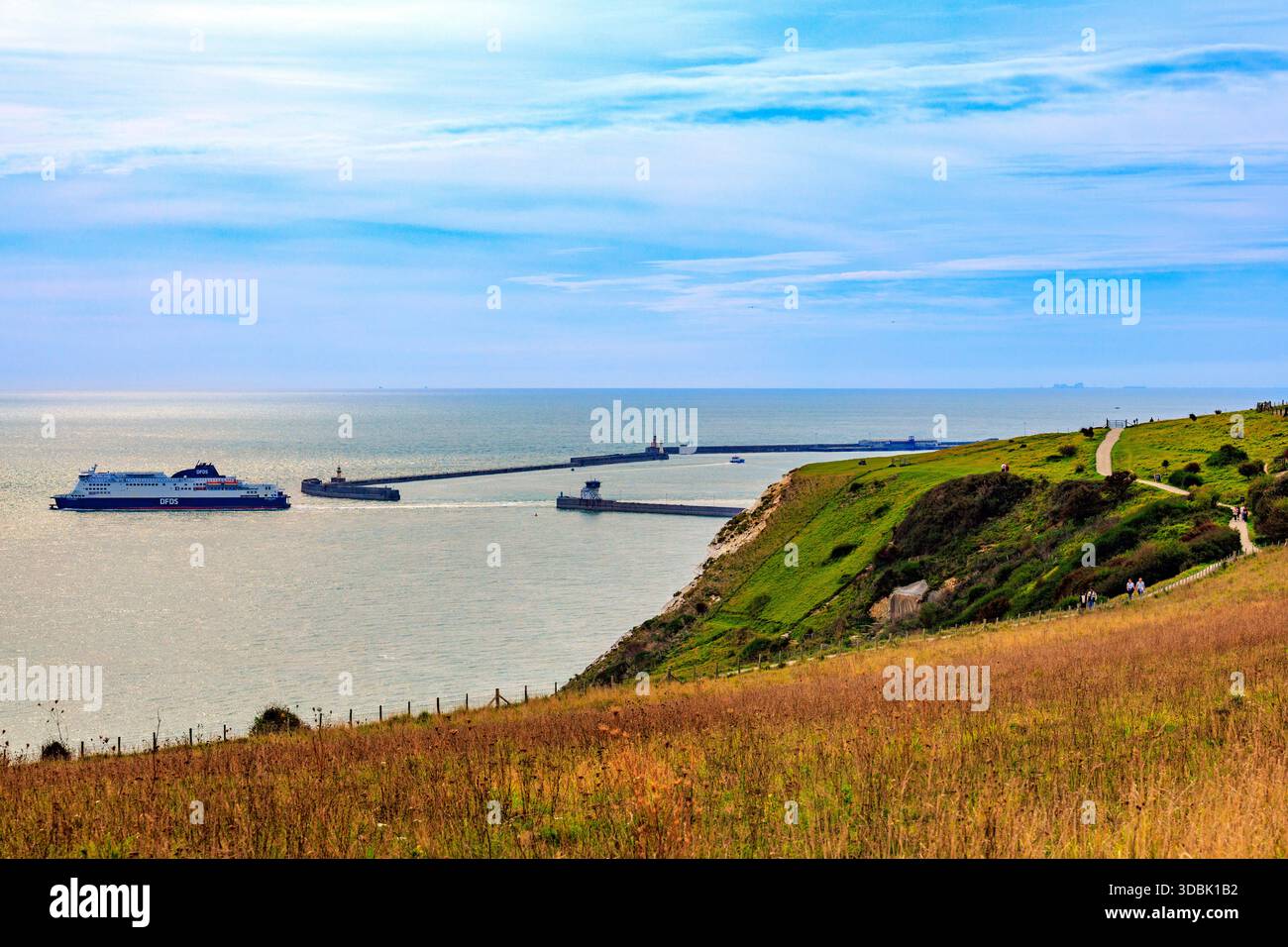 Un traghetto DFDS attraversa la Manica parte dal porto di dover, sorvegliato dagli escursionisti sulla White Cliffs Walk, parte dell'England Coast Path, Kent, Inghilterra, Regno Unito Foto Stock