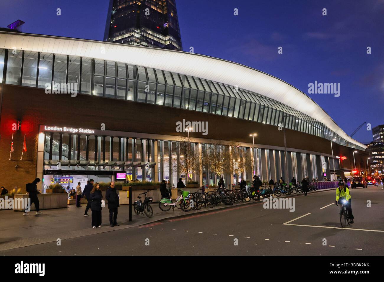 Esterno della stazione ferroviaria di London Bridge di notte Londra Regno Unito 2025 dicembre Foto Stock
