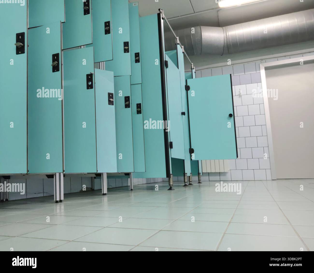Armadietti in spogliatoio vuoto del club sportivo. Centro fitness e piscina. Sport e salute. Foto Stock