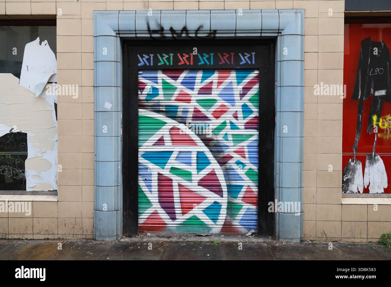 Negozi e ristoranti colorati dipinti di arte freestyle e caricature sono situati nella zona est di Londra, nel quartiere Shoreditch. Foto Stock