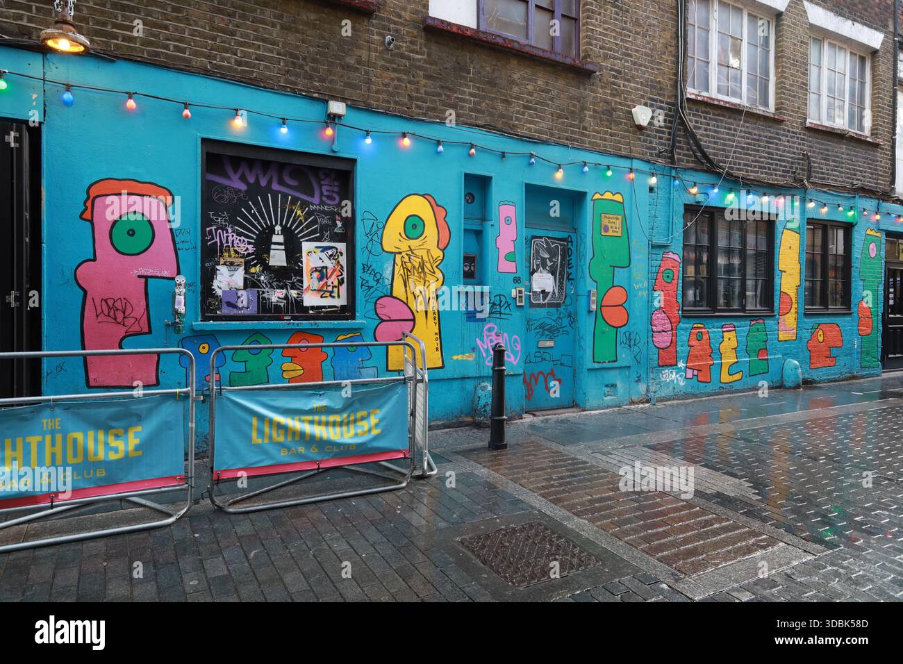 Negozi e ristoranti colorati dipinti di arte freestyle e caricature sono situati nella zona est di Londra, nel quartiere Shoreditch. Foto Stock