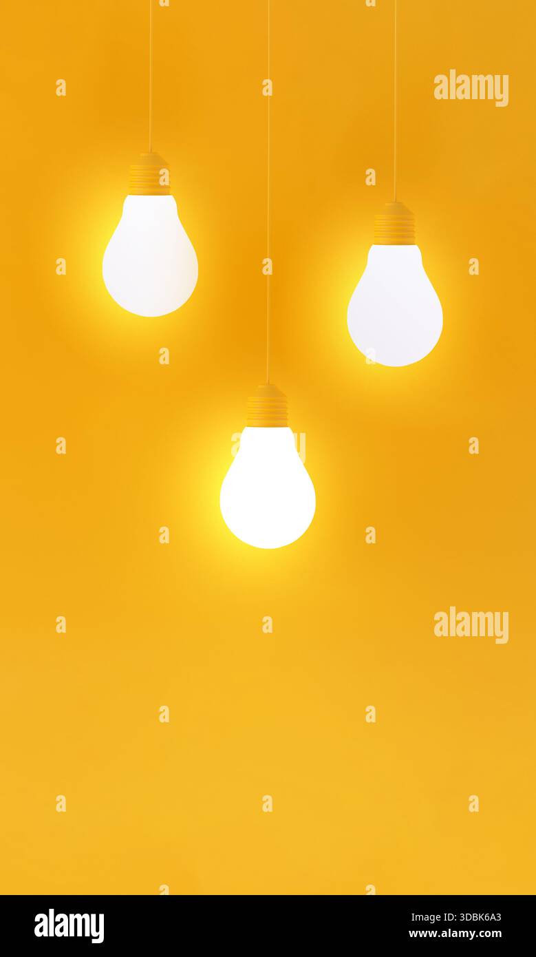 Tre lampadine luminose che creano una luce brillante e proiettano un bagliore vibrante su uno sfondo giallo semplice. Rappresentare creatività e idee Foto Stock