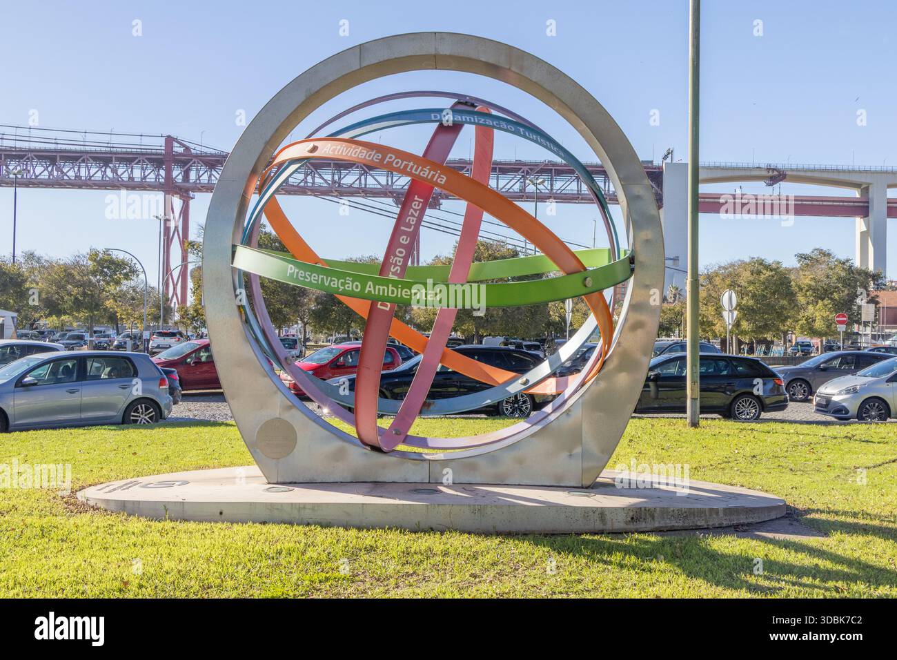 Scultura a sfera armillare con testo portoghese che rappresenta l'attività portuale, il turismo, il tempo libero e la conservazione ambientale Foto Stock